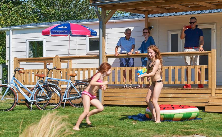 Famille devant mobil home au camping de Oase